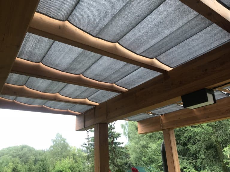 Kombinace šedého baldachýnu a hnědé dřevěné pergoly