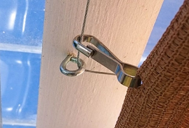 Detail zachycení karabiny na straně u domu