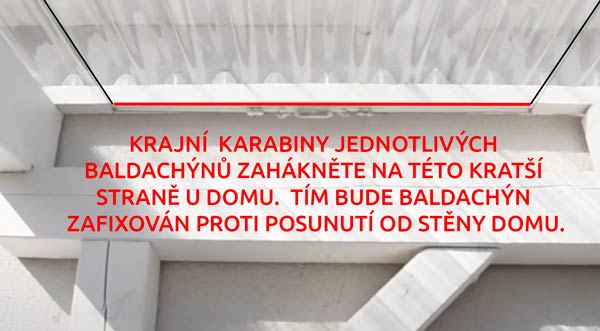 Detail uchycení rolety na kratší straně u domu.